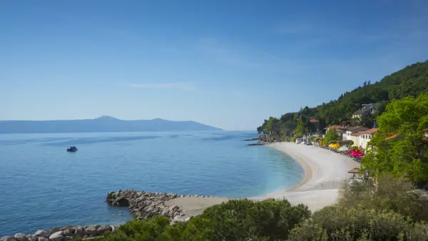 Der er en skøn udsigt til havet og stranden fra Hotel Marina i Moscenicka Draga i Kroatien.